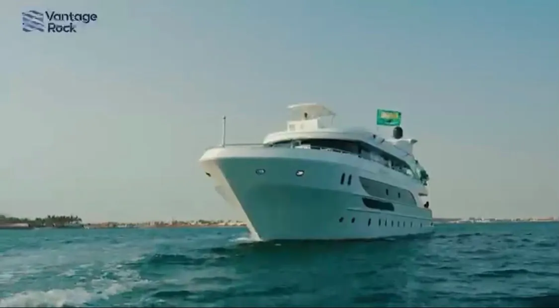 يخت أكوا أثناء الإبحار